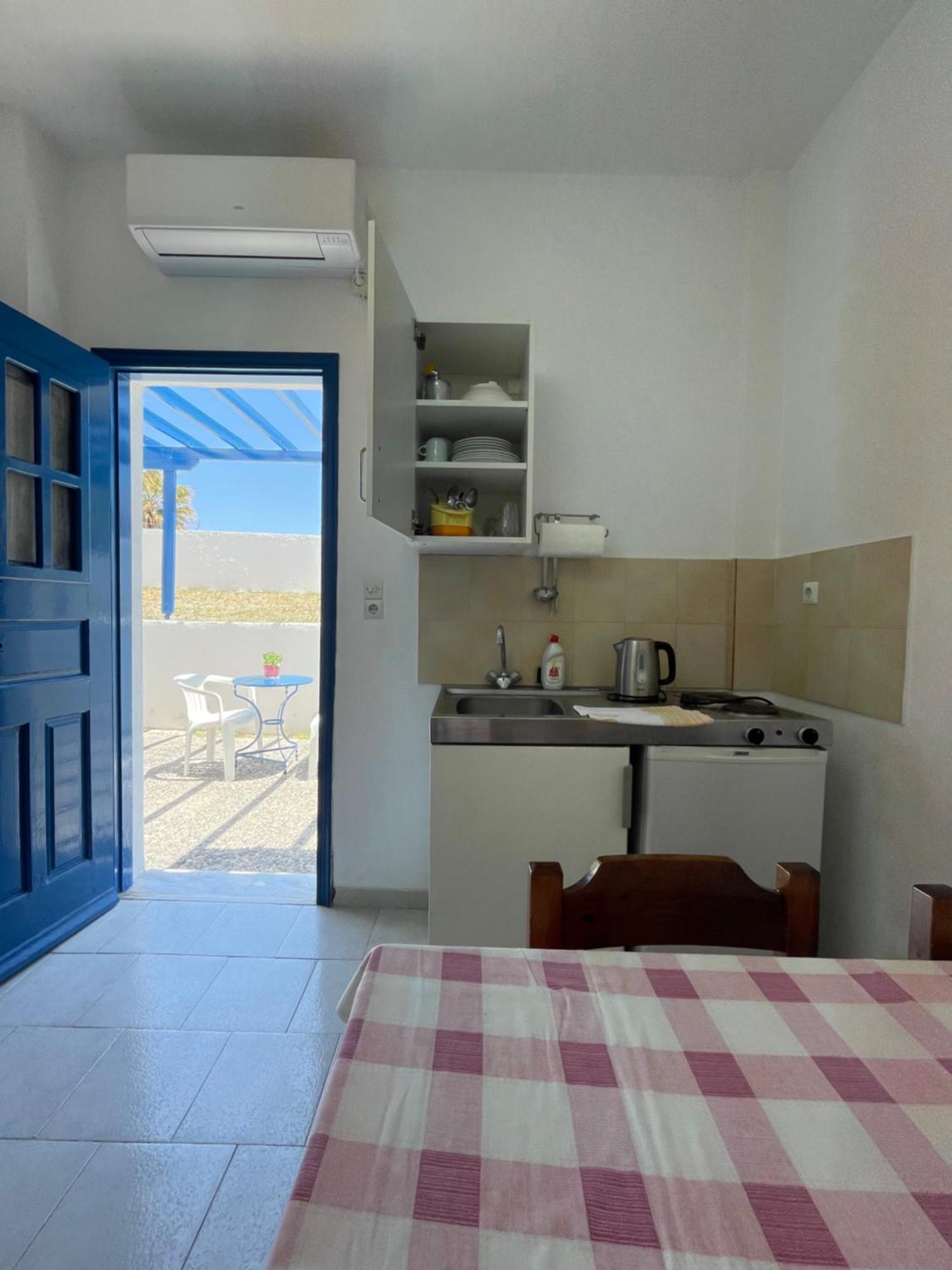 Thalassitis Coastal * Perivolos (Santorini)